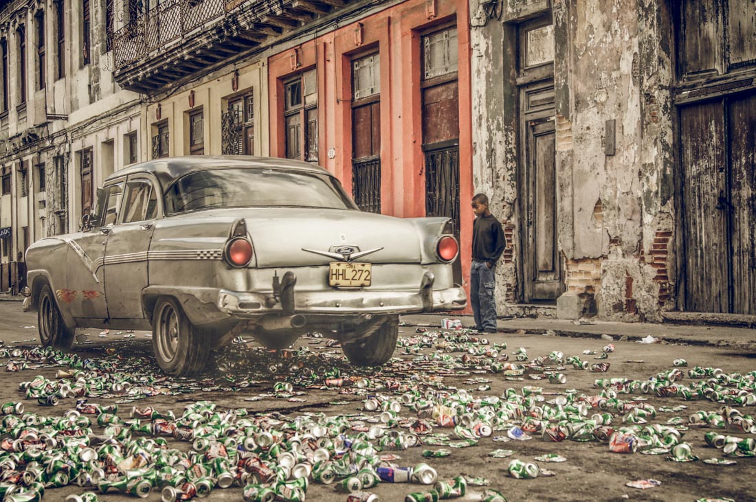 Carros esmagam o lixo metálico à medida que passam