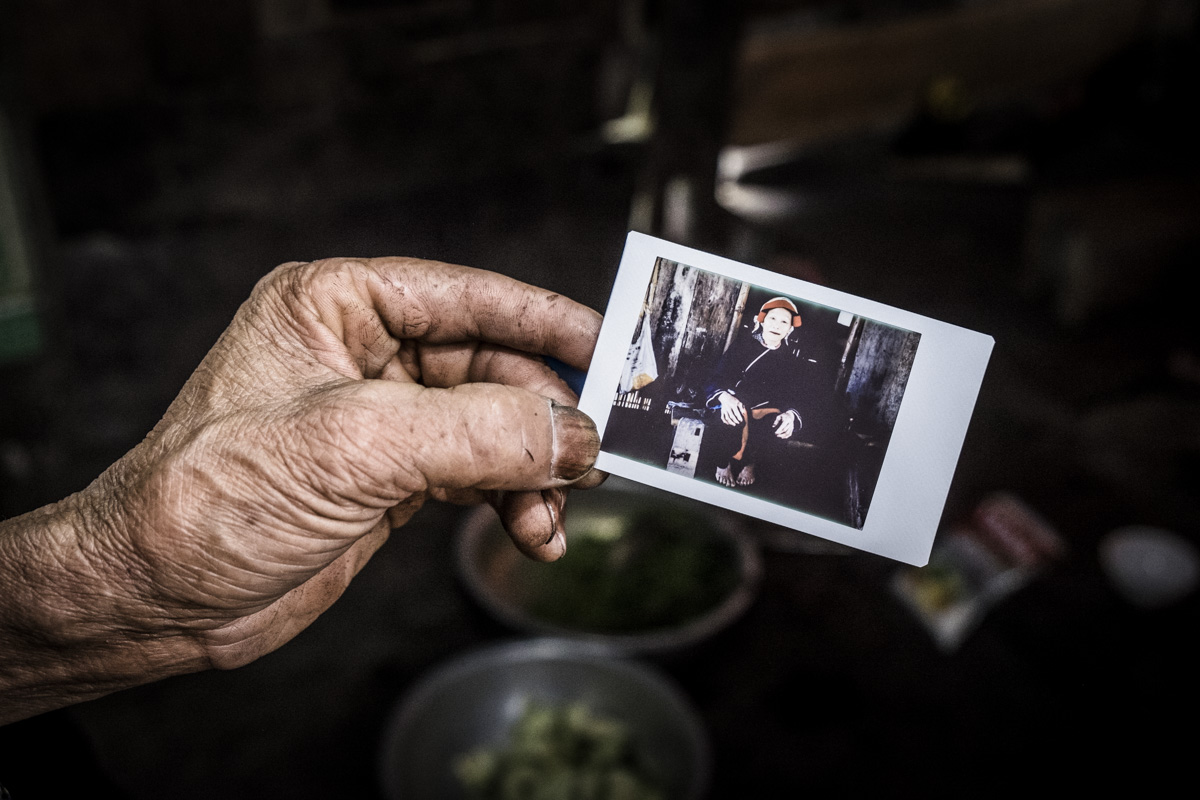 Em exibe a fotografia que lhe imprimi. As três unhas da mão são também escuras, o que suponho ser também efeito das folhas de Betel.ç.-